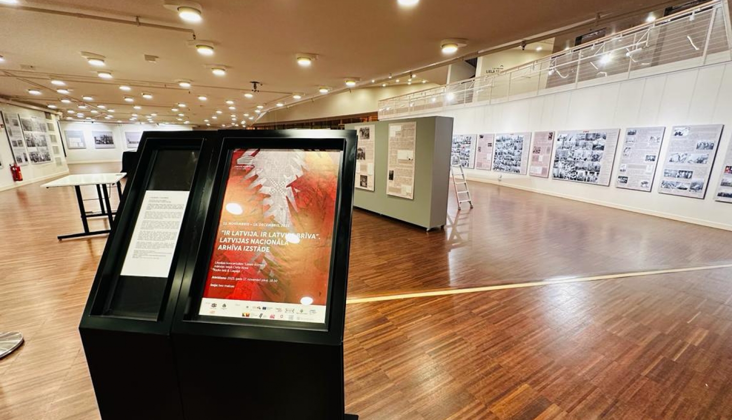 Krāsaina bilde, “Ir Latvija. Ir Latvija brīva” prezentēta Liepājas koncertzāles mākslas telpā “Civita Nova”, izstādes ekspozīcija