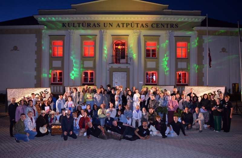 Krāsaina bilde, LNA izstādes "“Pētera Pētersona sapņi un laiks” atklāšana VIII Starptautiskajā klasiskās dramaturģijas amatierteātru  festivālā “Ķiršu dārzs” 2026 programmas ietvaros
