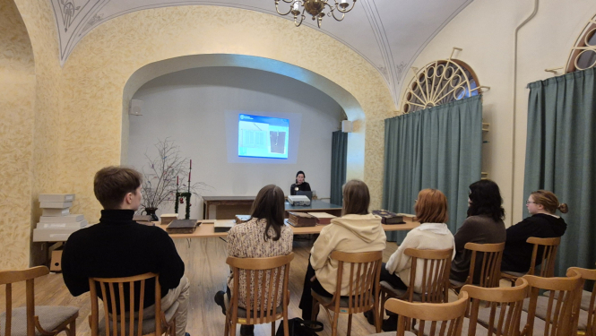 Krāsaina bilde, LNA bibliotēkā LU studenti iepazīstas ar Vidzemes bruņniecības seniespiedumiem