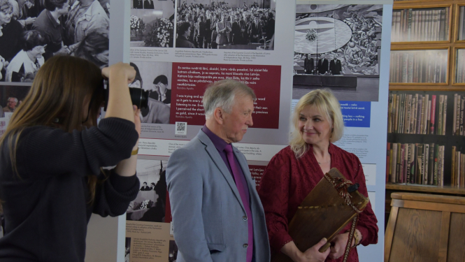 Krāsaina bilde, Latvijas Nacionālais arhīva izstāde “Esam brīvi, neatkarīgi. Deklarācija “Par Latvijas Republikas neatkarības atjaunošanu” atklāšana Jēkabpils pilsētas bibliotēkā, fotogrāfs Jānis Lācis