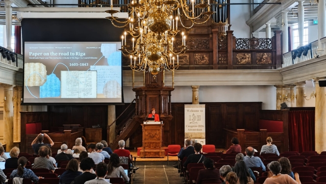 Krāsaina bilde, LNA Dokumentu preventīvās saglabāšanas departamenta direktore Inga Šteingolde uzstājas ar referātu „Paper on the Road to Riga”  Starptautiskajā papīra vēsturnieku asociācijas 38. kongresā Amsterdamā