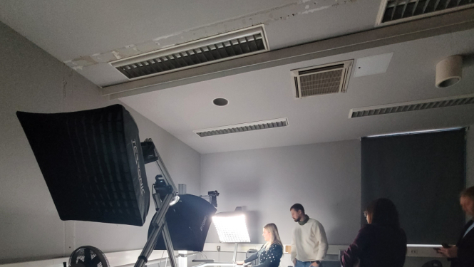 Krāsaina bilde, digitalizācijas galds ar lampām un darbiniekiem