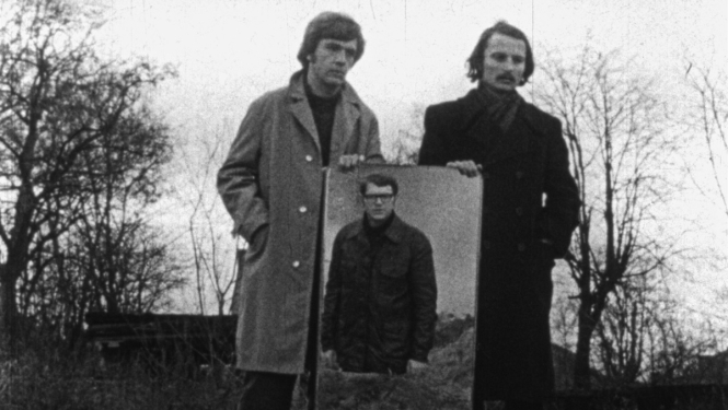 Melnbalta bilde, kadrs no režisora Ivara Skanstiņa filmas “Mijkrēšļa rotaļa ar spoguli”, 1972. gads, LNA_KFFDA_F31_1_458