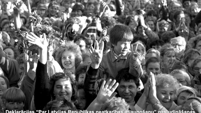 Melnbalts foto, ļaužu pūlis svētku svinībās