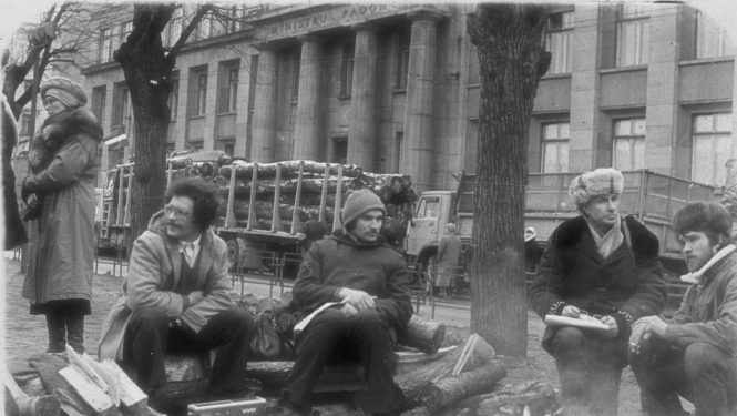 Melnbalta bilde, Barikāžu dalībnieki un smagā tehnika pie Latvijas Republikas Ministru Padomes ēkas. Rīga, 1991. gada 14.–19. janvāris. Fotogrāfs A. Elksnis. LNA