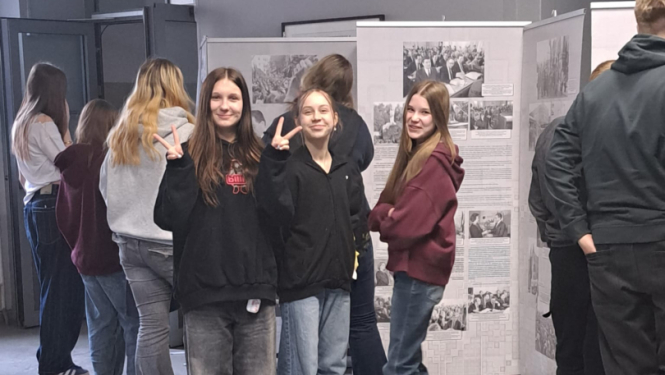 Krāsaina bilde, Latvijas Nacionālais arhīva izstāde “Esam brīvi, neatkarīgi. Deklarācija “Par Latvijas Republikas neatkarības atjaunošanu” atklāšana Rīgas 6.vidusskolā Jēkabpils pilsētas bibliotēkā, fotogrāfs Jānis Lācis