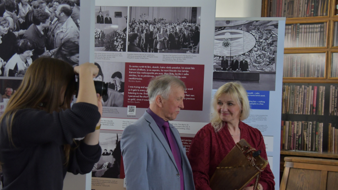 Krāsaina bilde, Latvijas Nacionālais arhīva izstāde “Esam brīvi, neatkarīgi. Deklarācija “Par Latvijas Republikas neatkarības atjaunošanu” atklāšana Jēkabpils pilsētas bibliotēkā, fotogrāfs Jānis Lācis