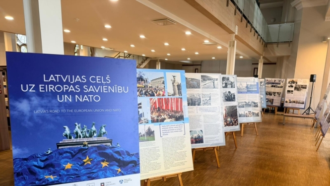 Krāsaina bilde, Latvijas Nacionālā arhīva izstāde “Latvijas ceļš uz Eiropas Savienību un NATO” Kuldīgas Galvenās bibliotēkas 2. stāvā 