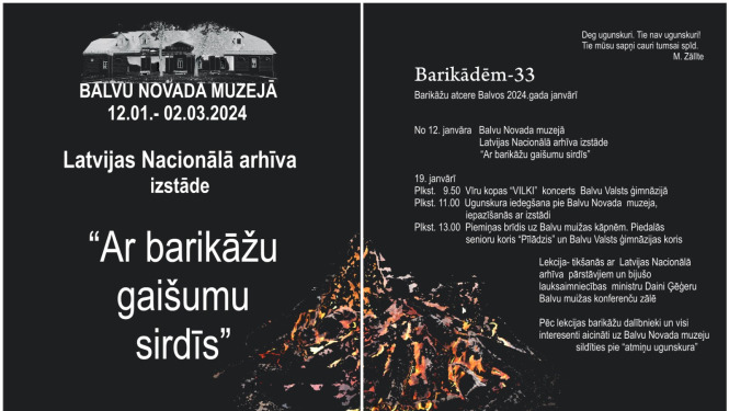 Uz melna fona balti burti, afiša un pasākuma programma, izstāde “Ar barikāžu gaišumu sirdīs” tiek eksponēta Balvu novada muzejā, apakšā gruzdošs ugunskurs