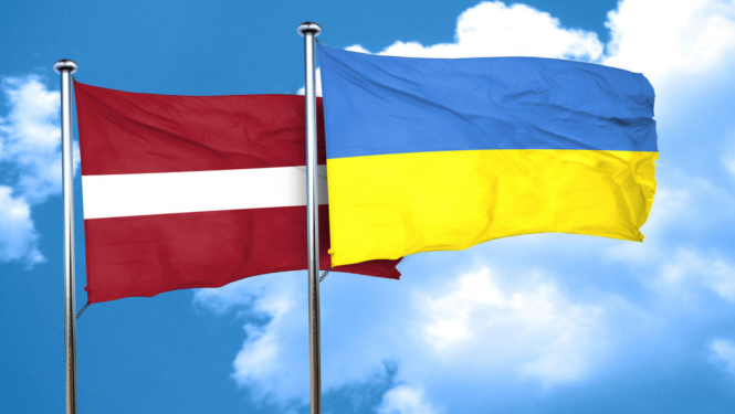 Krāsaina bilde, Latvijas un Ukrainas karogi uz debess fona