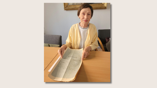 Krāsaina bilde, rakstniece Māra Svīre arhīvam nodod unikālu dokumentu – savas mātes Rozālijas Juliānas Krievānes Petrogradā saņemtu vidējās izglītības sekmju atestātu