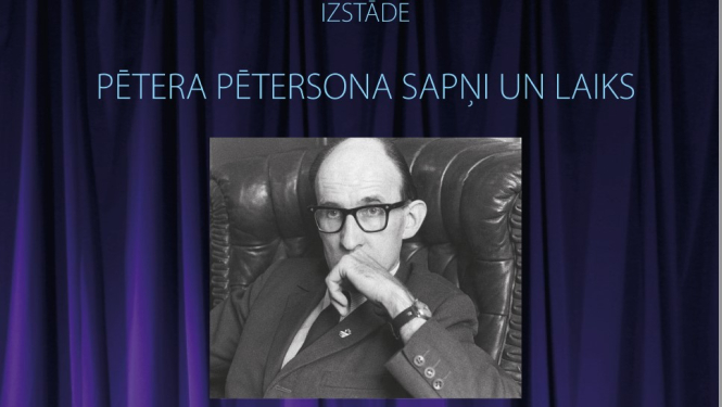 Izstādes afiša - uz tumši violeta skatuves aizskaru fonu melnbalta Pētera Pētersona fotogrāfija un izstādes nosaukums "Pētera Pētersona sapņi un laiks"
