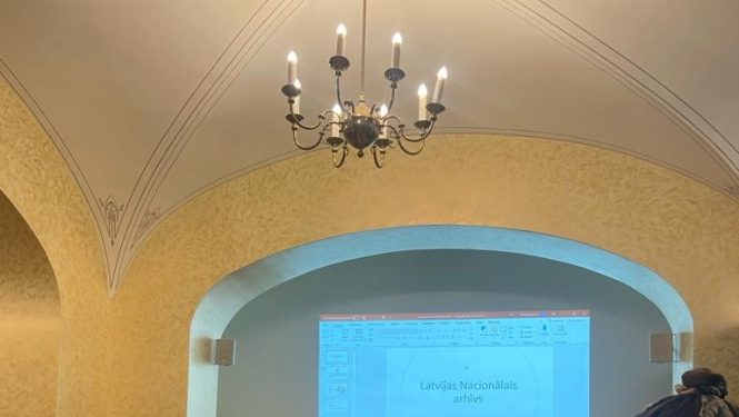 Krāsaina bilde, LNA bibliotēkās vadītāja Rita Bogdanova iepazīstina LU studentus ar LNA bibiliotēkas krājumu