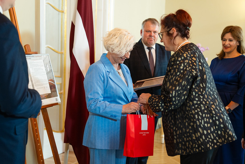 Krāsaina bilde, Latvijas Republikas Saeimas dāvinājuma pasniegšana Latvijas skolām Latvijas Republikas neatkarības atjaunošanas 35.gadadienā. Foto: Ieva Ābele, Saeima