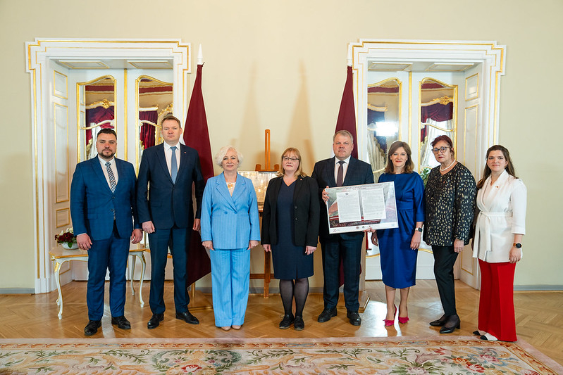 Krāsaina bilde, Latvijas Republikas Saeimas dāvinājuma pasniegšana Latvijas skolām Latvijas Republikas neatkarības atjaunošanas 35.gadadienā. Foto: Ieva Ābele, Saeima
