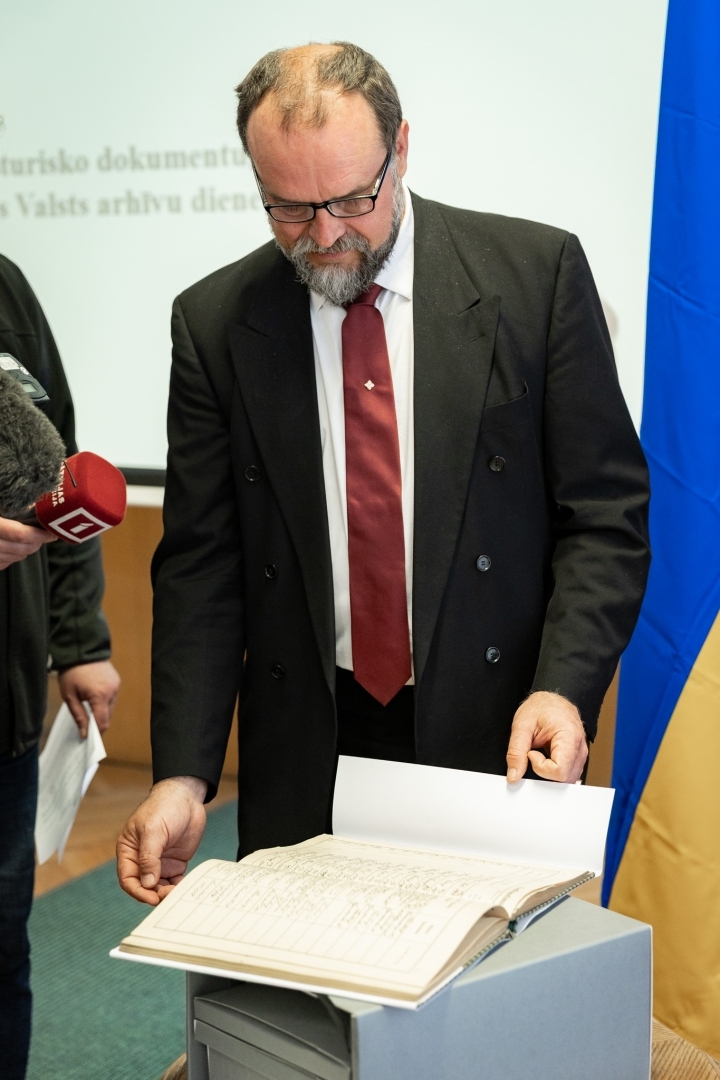 Krāsaina bilde, Ukrainas izcelsmes vēsturisko dokumentu nodošanas svinīgā ceremonija 