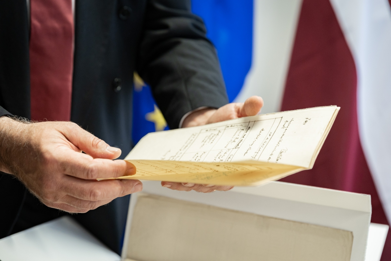 Krāsaina bilde, Ukrainas izcelsmes vēsturisko dokumentu nodošanas svinīgā ceremonija 
