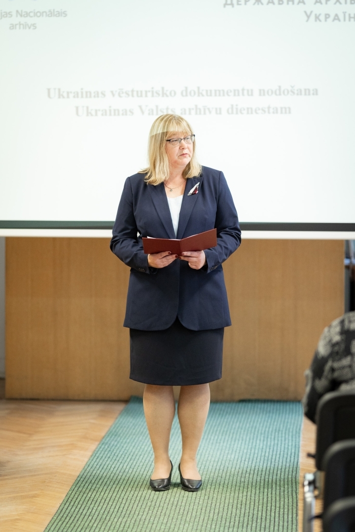 Krāsaina bilde, Ukrainas izcelsmes vēsturisko dokumentu nodošanas svinīgā ceremonija 