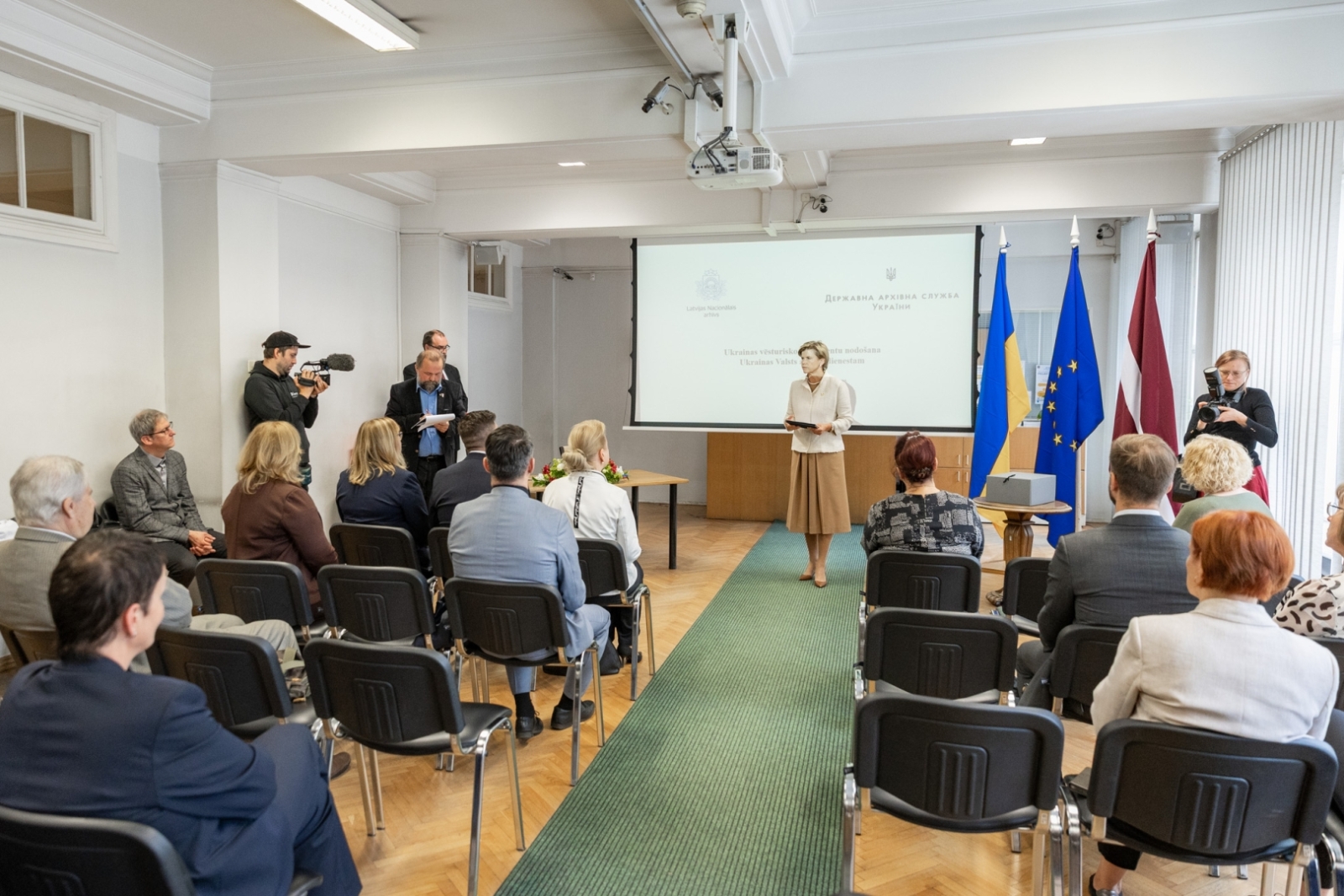 Krāsaina bilde, Ukrainas izcelsmes vēsturisko dokumentu nodošanas svinīgā ceremonija 