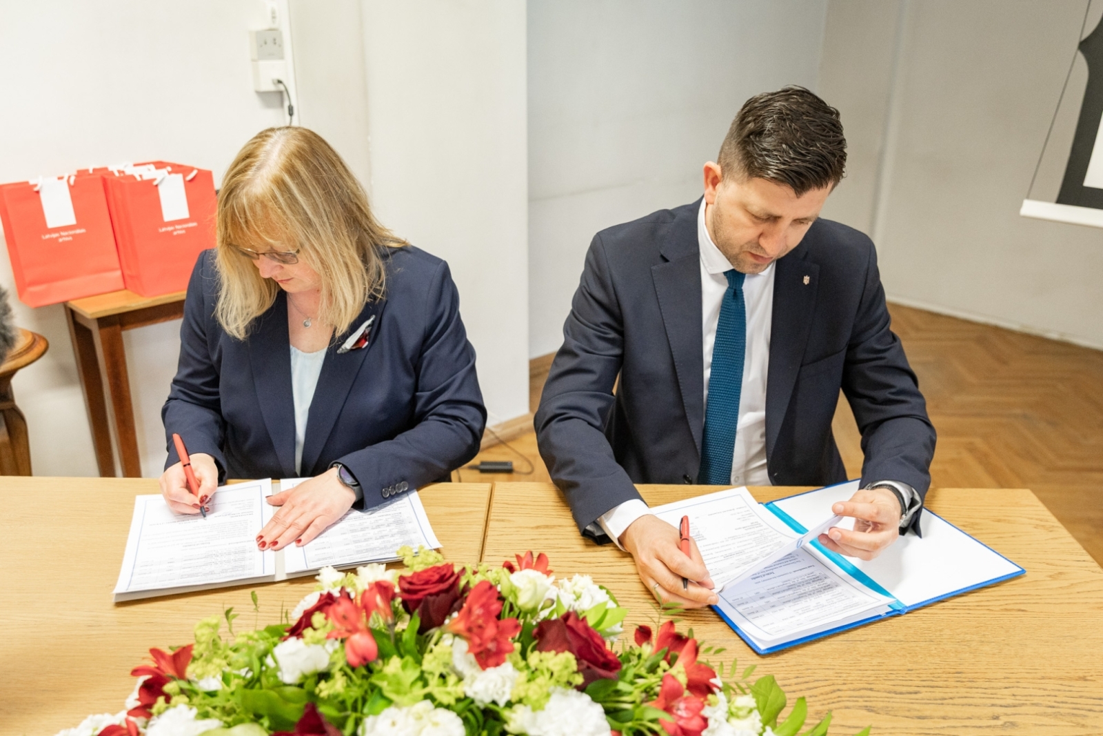Krāsaina bilde, Ukrainas izcelsmes vēsturisko dokumentu nodošanas svinīgā ceremonija 