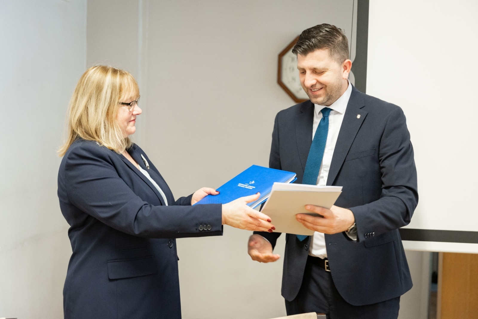 Krāsaina bilde, Ukrainas izcelsmes vēsturisko dokumentu nodošanas svinīgā ceremonija 