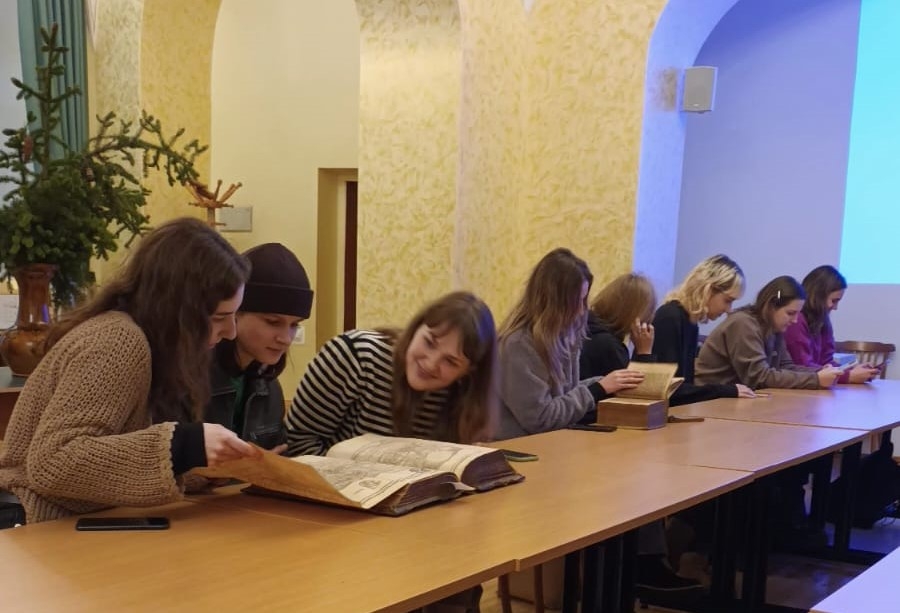 Krāsaina bilde, LNA bibliotēkās vadītāja Rita Bogdanova iepazīstina LU studentus ar LNA bibliotēkas krājumu