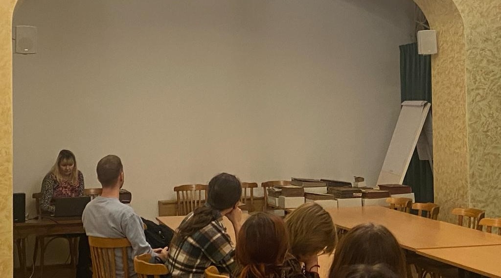 Krāsaina bilde, LNA bibliotēkās vadītāja Rita Bogdanova iepazīstina LU studentus ar LNA bibliotēkas krājumu