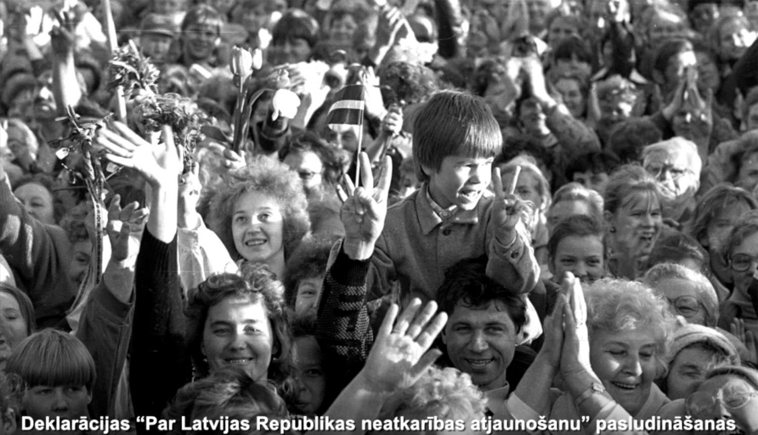Melnbalts foto, ļaužu pūlis svētku svinībās