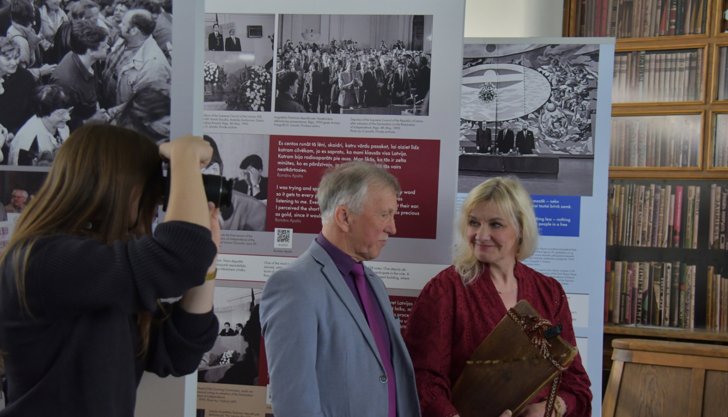Krāsaina bilde, Latvijas Nacionālais arhīva izstāde “Esam brīvi, neatkarīgi. Deklarācija “Par Latvijas Republikas neatkarības atjaunošanu” atklāšana Jēkabpils pilsētas bibliotēkā, fotogrāfs Jānis Lācis