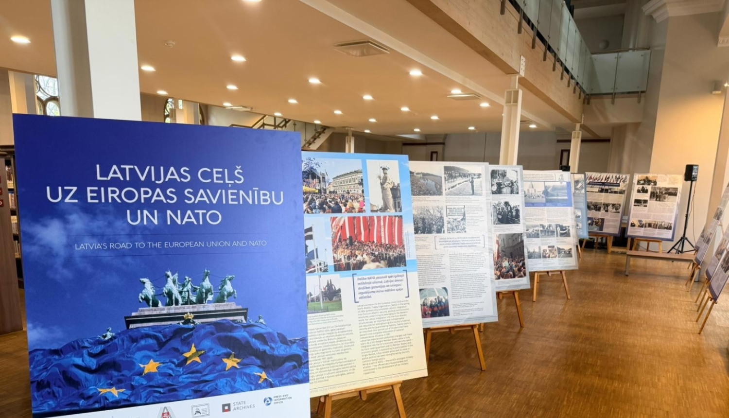 Krāsaina bilde, Latvijas Nacionālā arhīva izstāde “Latvijas ceļš uz Eiropas Savienību un NATO” Kuldīgas Galvenās bibliotēkas 2. stāvā 