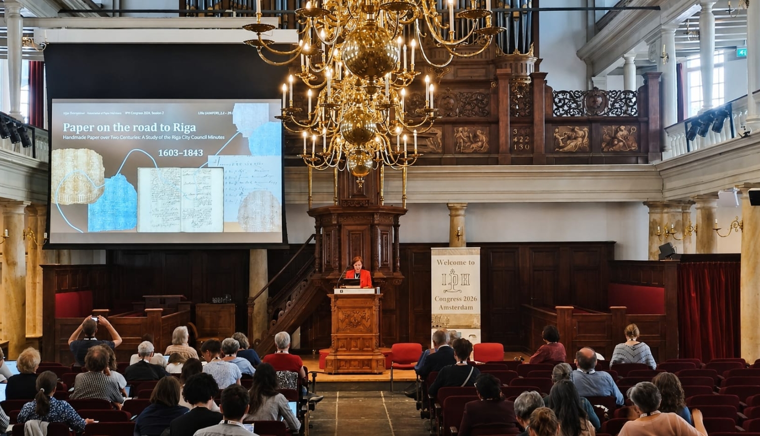 Krāsaina bilde, LNA Dokumentu preventīvās saglabāšanas departamenta direktore Inga Šteingolde uzstājas ar referātu „Paper on the Road to Riga”  Starptautiskajā papīra vēsturnieku asociācijas 38. kongresā Amsterdamā