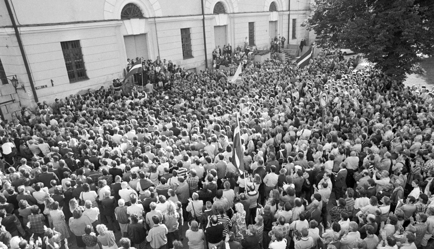 Melnbalta bilde, LTF organizētais mītiņš laukumā pie izstāžu zāles “Arsenāls” pēc konstitucionālā likuma “Par Latvijas Republikas valstisko statusu” pieņemšanas. Rīga, 1991. gada 21. augusts. Fotogrāfs U. Pāže. Latvijas Nacionālais arhīvs