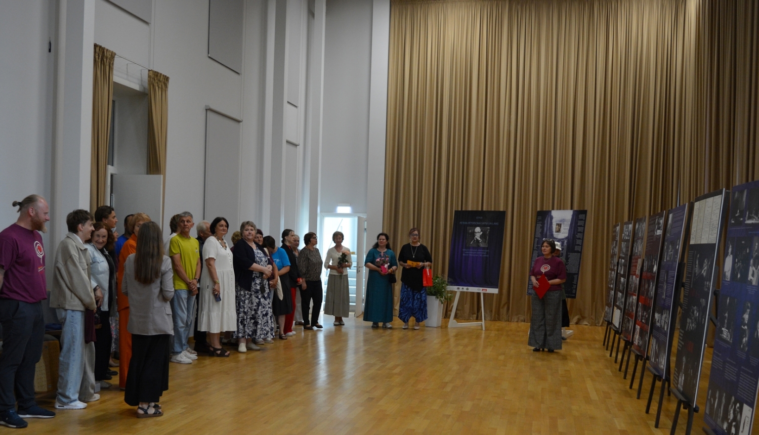 Krāsaina bilde, LNA izstādes "“Pētera Pētersona sapņi un laiks” atklāšana VIII Starptautiskajā klasiskās dramaturģijas amatierteātru  festivālā “Ķiršu dārzs” 2026 programmas ietvaros