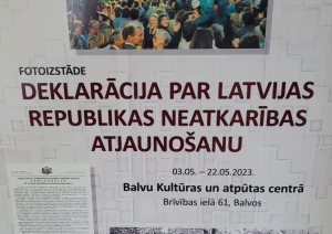 Izstādes afiša, uzraksts "Deklarācija par Latvijas Republikas neatkarības atjaunošanu", divas fotogrāfijas no izstādes