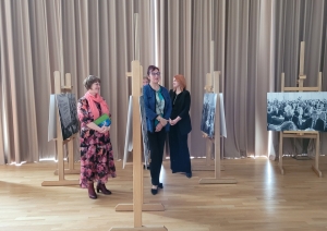 Izstādes organizatori un autori izstādes atklāšanas laikā, krāsains foto