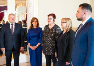 Krāsaina bilde, Latvijas Republikas Saeimas dāvinājuma pasniegšana Latvijas skolām Latvijas Republikas neatkarības atjaunošanas 35.gadadienā. Foto: Ieva Ābele, Saeima