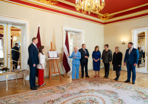 Krāsaina bilde, Latvijas Republikas Saeimas dāvinājuma pasniegšana Latvijas skolām Latvijas Republikas neatkarības atjaunošanas 35.gadadienā. Foto: Ieva Ābele, Saeima