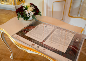Krāsaina bilde, Latvijas Republikas Saeimas dāvinājuma pasniegšana Latvijas skolām Latvijas Republikas neatkarības atjaunošanas 35.gadadienā. Foto: Ieva Ābele, Saeima