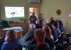 Krasaina bilde, “Redzi, dzirdi Latviju!” jaunākās kolekcijas “Sieviešu dienas svētku tradīcijas Padomju Latvijā” atklāšanas pasākums Cēsīs