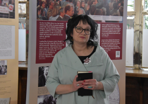Krāsaina bilde, Renāte Lenša  - Jēkabpils pilsētas bibliotēkas vadītāja, fotogrāfs Jānis Lācis