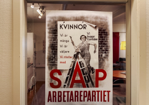 Krāsaina bilde, Strādniecības arhīva partijas plakāts