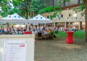 Krāsaina bilde, LNA 105.jubilejas pasākums - Arhīva dārza (pagalma) svētkiem Slokas ielas 16 un Bezdelīgu ielas 1a pagalmā, fotogrāfs Mārtiņš Krastiņš
