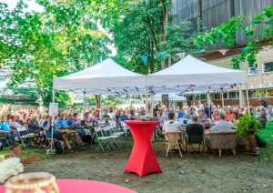 Krāsaina bilde, LNA 105.jubilejas pasākums - Arhīva dārza (pagalma) svētkiem Slokas ielas 16 un Bezdelīgu ielas 1a pagalmā, fotogrāfs Mārtiņš Krastiņš