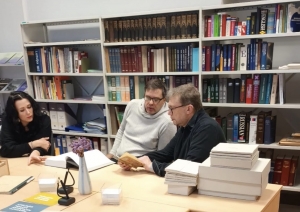 Seniespiedumu bibliogrāfe un Latvija Nacionālā arhīva eksperte Renāte Berga demonstrēja eksemplāru  teologiem Vilim Kolmam un Uģim Sildegam