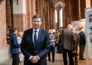 Krāsaina bilde, Eiropas Komisijas priekšsēdētāja izpildvietnieks Valdis Dombrovskis izstādes atklāšanā