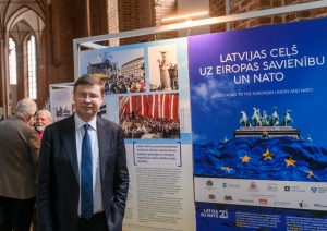 Krāsaina bilde, Eiropas Komisijas priekšsēdētāja izpildvietnieks Valdis Dombrovskis izstādes atklāšanā