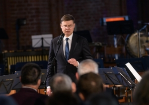 Krāsaina bilde, Eiropas Komisijas priekšsēdētāja izpildvietnieka Valda Dombrovska uzruna izstādes atklāšanā