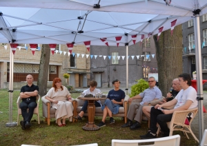Krāsaina bilde, LNA 105.jubilejas pasākums - Arhīva dārza (pagalma) svētkiem Slokas ielas 16 un Bezdelīgu ielas 1a pagalmā