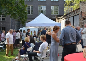 Krāsaina bilde, LNA 105.jubilejas pasākums - Arhīva dārza (pagalma) svētkiem Slokas ielas 16 un Bezdelīgu ielas 1a pagalmā