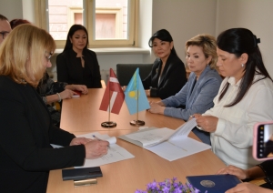 Kazahstānas delegācijas vizīte Latvijas Nacionālajā arhīvā, memoranda parakstīšana